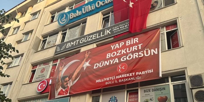 MHP'den Merih Demiral'a Pankartlı Destek: 'Yap Bir Bozkurt, Dünya Görsün'