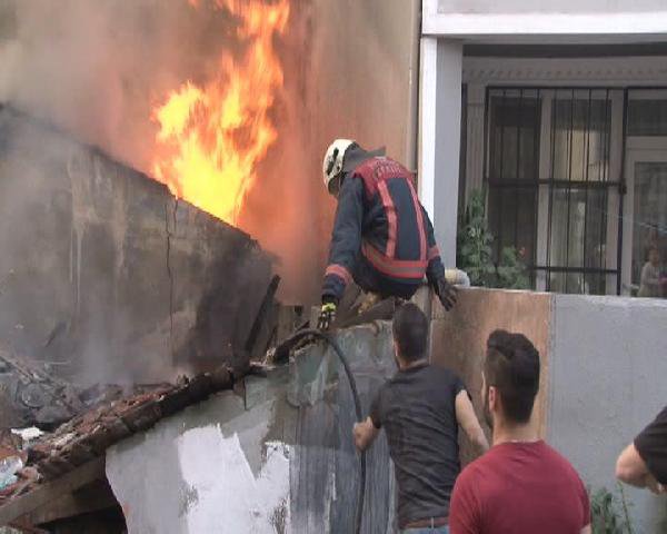 Şişli'de Kullanılmayan Bina Yandı