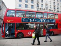 Londra'da Belediye Otobüslerine SUBHAN ALLAH Yazısı