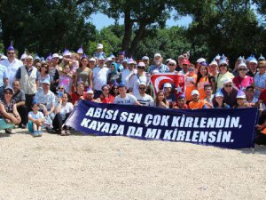 Başlarında Huni İle Çöplüğü Protesto Ettiler