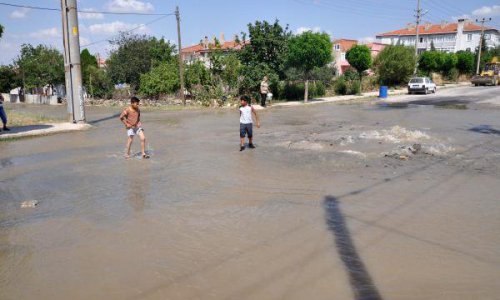 Patlayan Su Borusu Cadde ve Sokakları Göle Döndürdü