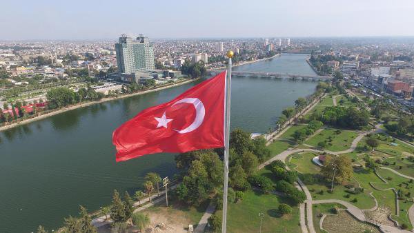 Adana'da Müthiş Görüntü: Semada Dev Türk Bayrağı