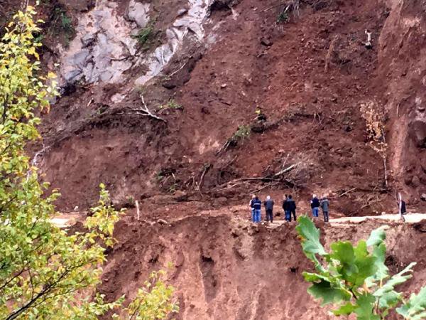 Bartın'da Heyelan İlçe Yolunu Ulaşıma Kapattı