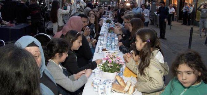 Köln'deki Sokak İftarında 480 Metre Uzunluğunda Masa Kuruldu