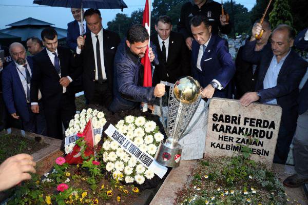 Beşiktaş, Şehit Emniyet Müdürünün Mezarına Şampiyonluk Kupasını Götürdü