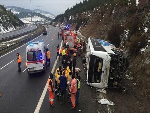 Anadolu Otoyolu'nda Yolcu Otobüsü Devrildi: 2 Ölü, 20 Yaralı