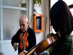 Lisede Yarım Kalan Keman Hayalini 80'inde Gerçekleştiriyor