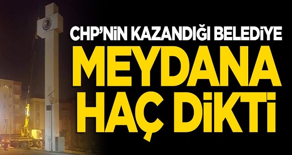 CHP'nin yeniden kazandığı Belediye meydanına 'haç' dikti!