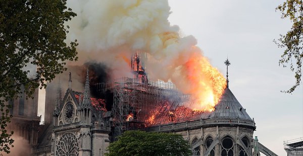 Fransa'nın Sembolü Notre Dame Alevlere Teslim Oldu