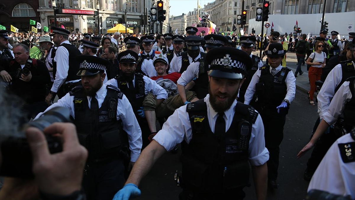 Londra'daki Çevreci İşgal Eyleminde Gözaltı Sayısı 682 Oldu