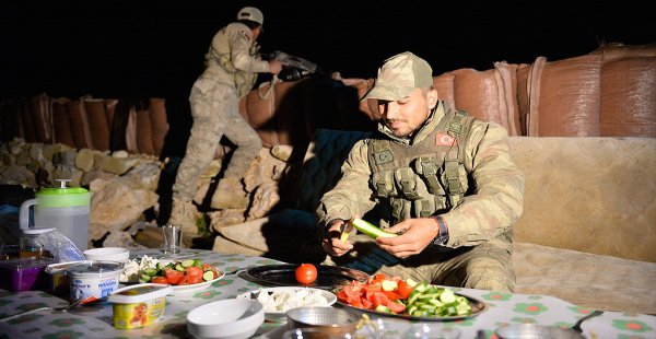 Vatan Nöbetinde Bin 100 Rakımlı Tepede İlk Sahur