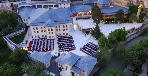 Somuncu Baba Külliyesi'nde İftar Geleneği Sürüyor