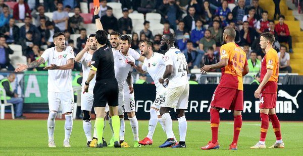 Galatasaray ve Akhisarspor PFDK'ye Sevk Edildi