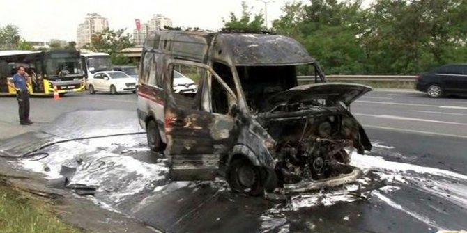 Oksijen tüpü patlayan Ambulans alev aldı