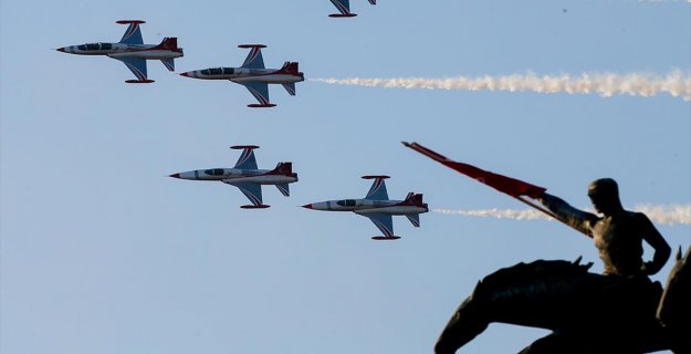 İzmir'de Heyecan Veren Kurtuluş Gösterisi