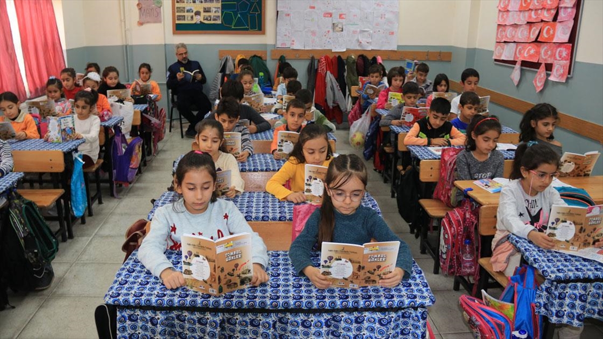 Bu okullarda herkes "kitap okuyor"