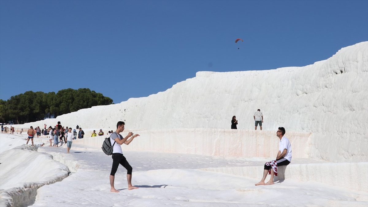 Pamukkale'yi 10 ayda 2,3 milyon kişi ziyaret etti