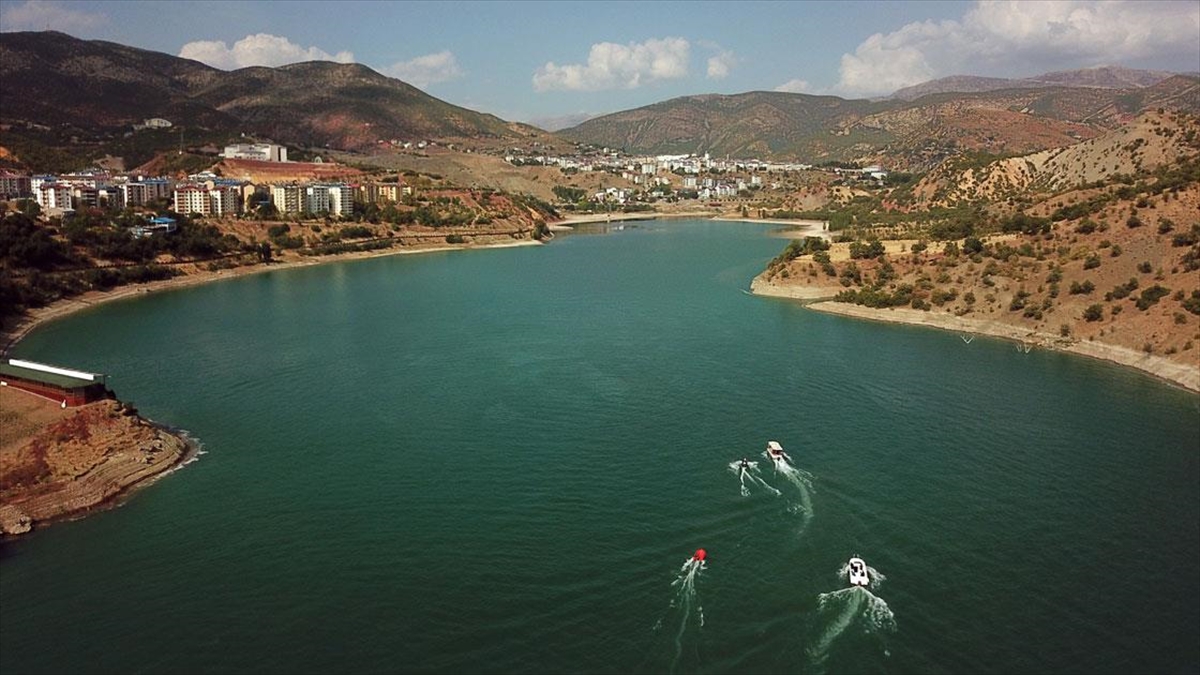 Tunceli'deki Uzunçayır Baraj Gölü su sporları merkezine dönüştü