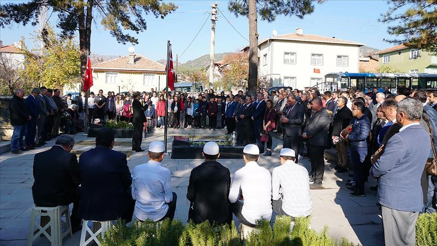 Şehit öğretmen Şenay Aybüke Yalçın, kabri başında anıldı