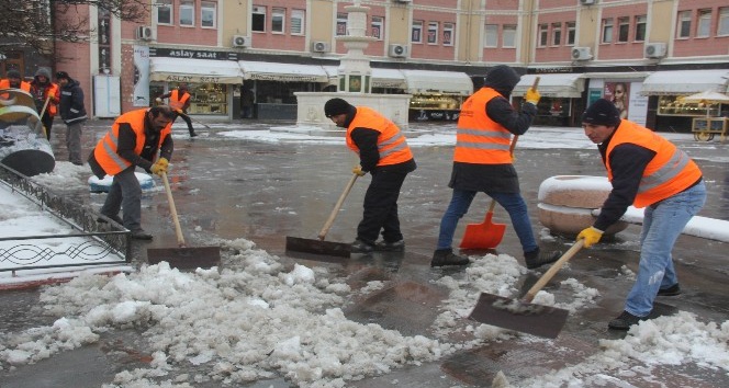 Erzincan'da ulaşıma kar ve tipi engeli