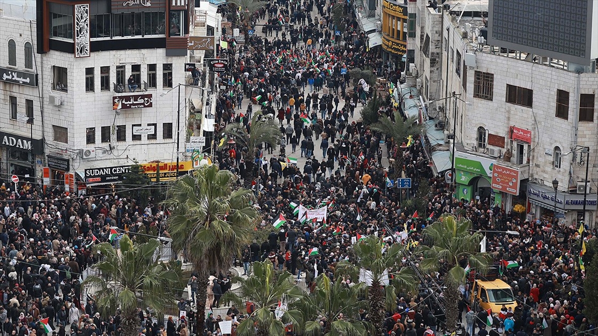 Trump'ın sözde barış planı Ramallah'ta protesto edildi