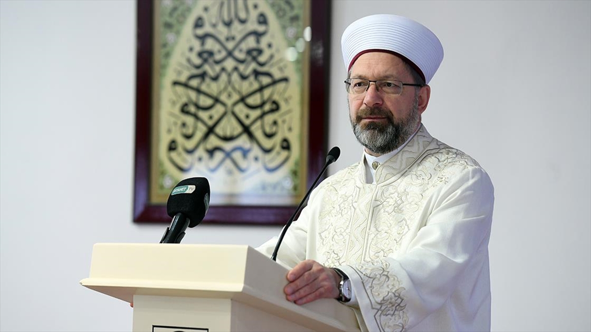 Diyanet İşleri Başkanı Erbaş: Ayet ve hadislerle ilgili konuşan herkesi dikkatli olmaya davet ediyorum